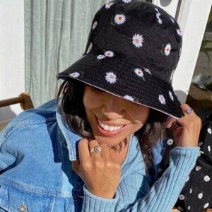 Alice + Olivia Reversible Black White Daisy Floral Womens Bucket Hat New Tags